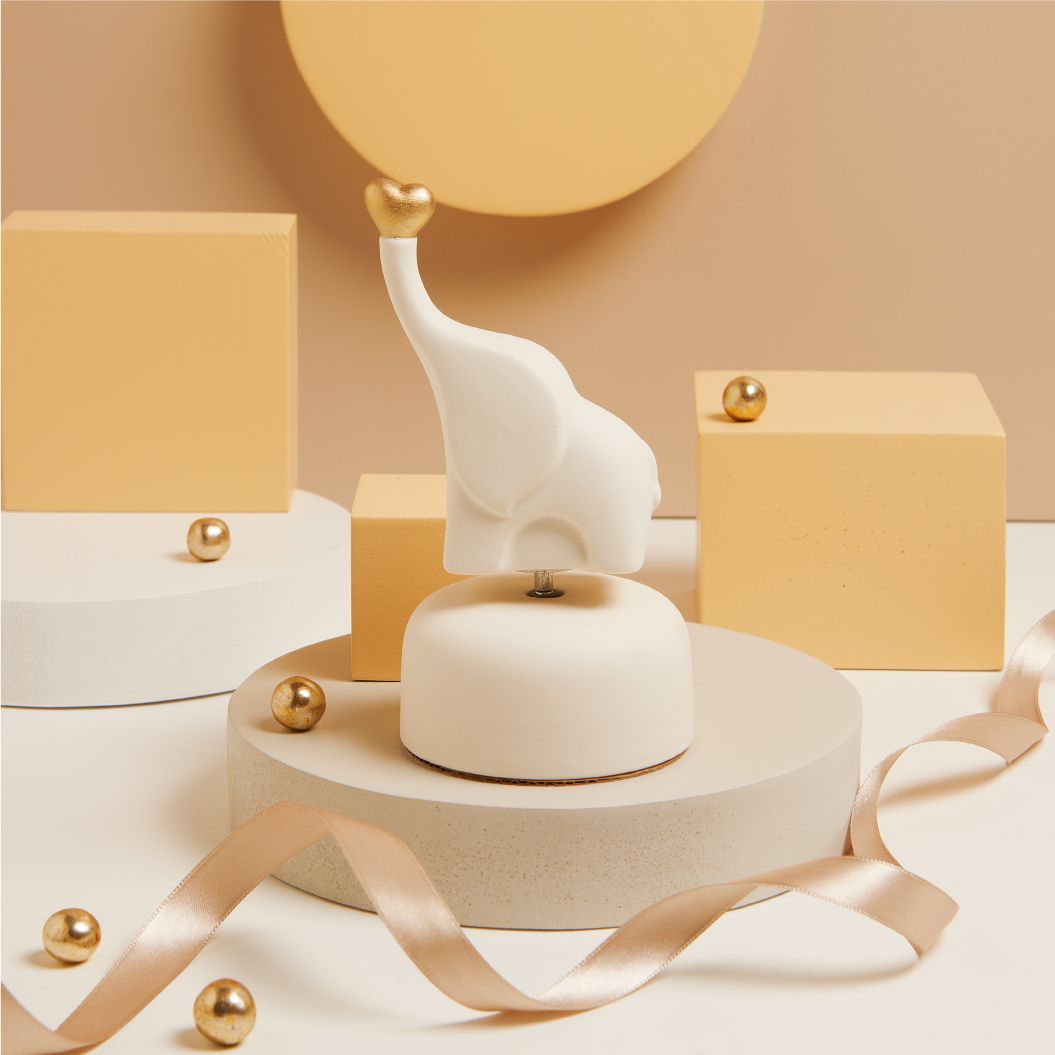Claraluna - Carillon elefantino bianco con cuore oro 25187