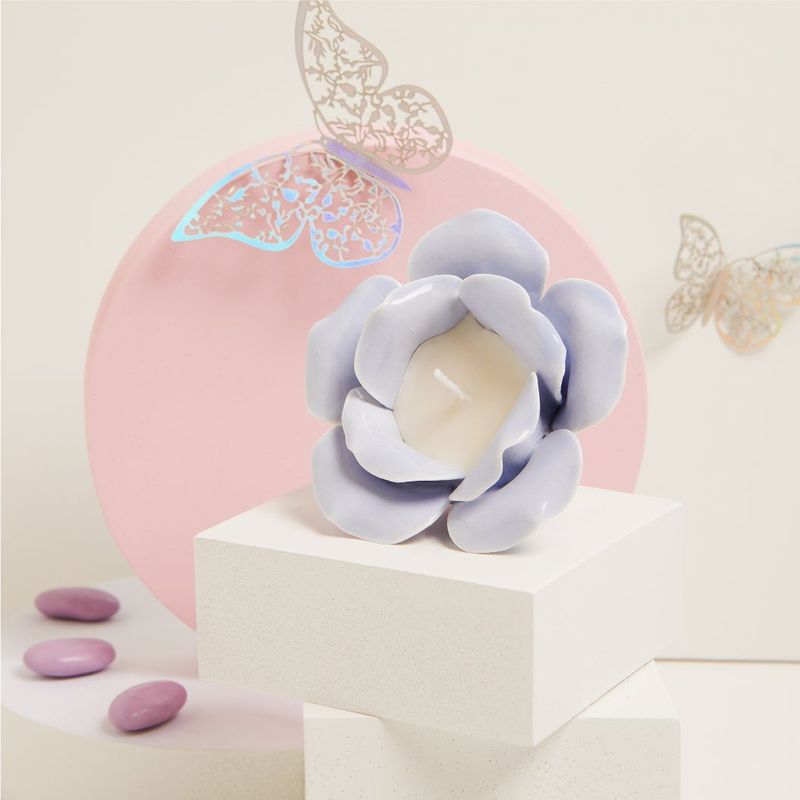 Claraluna - Rosa in porcellana azzurra con candela 25221