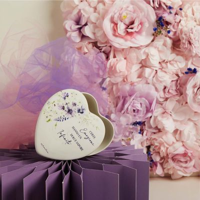 Botanica scatola cuore con decoro floreale lilla