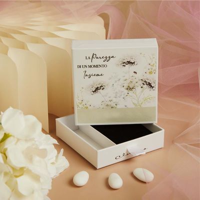 Scatola per confettata con fiori