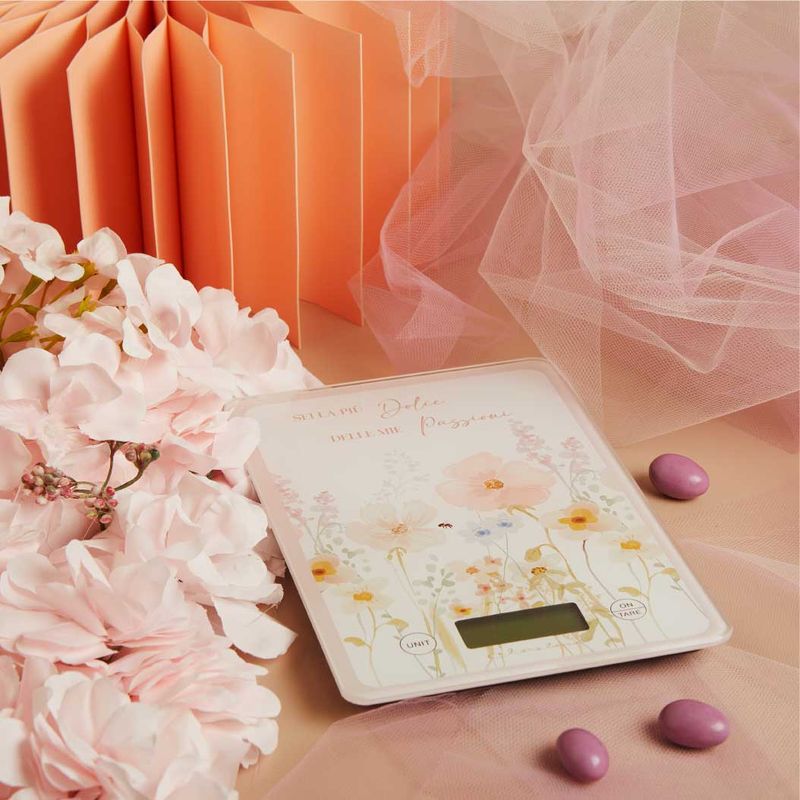 Bilancia con decoro floreale rosa