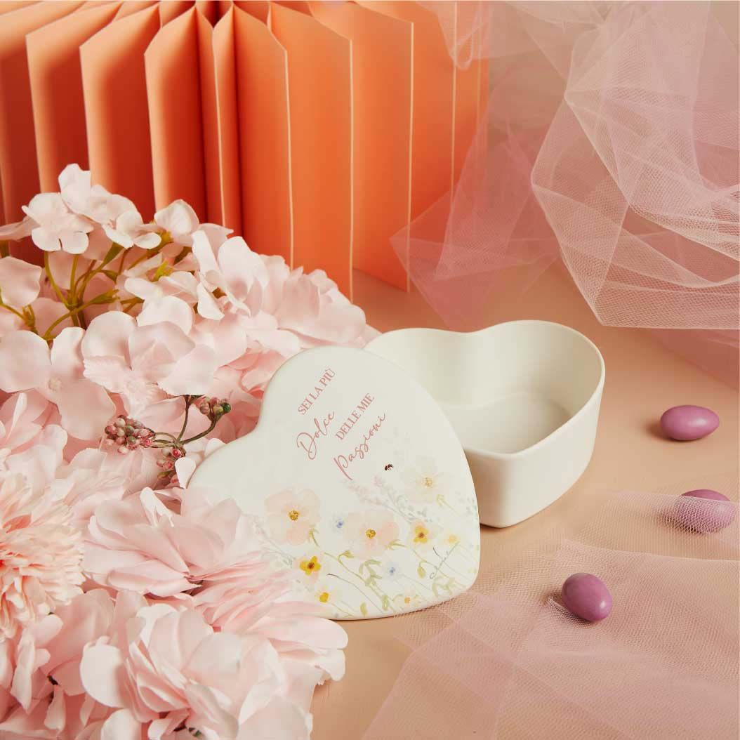 Scatola a forma di cuore con decoro floreale rosa