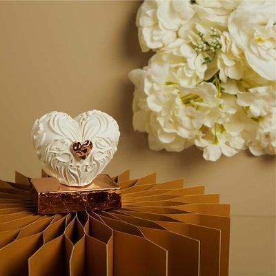 CUORE IN GESSO SU BASE CON APPLICAZIONE