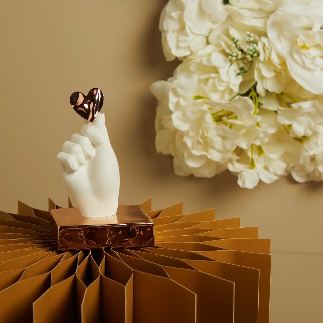 MANO IN GESSO SU BASE CON CUORE