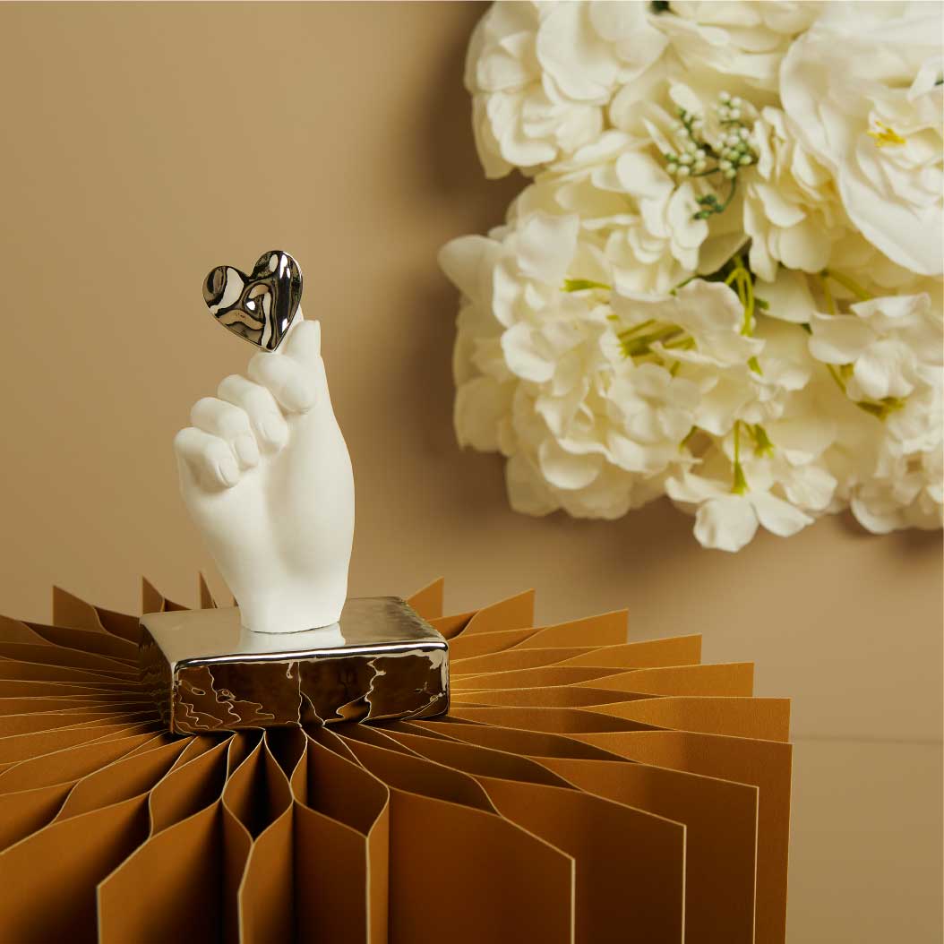 MANO IN GESSO SU BASE CON CUORE