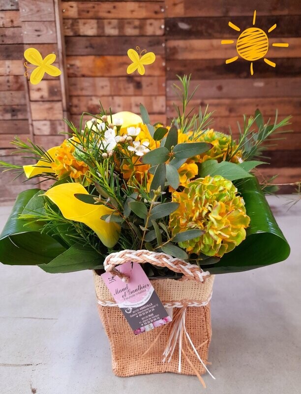 Bouquet rond ensoleillé accompagné de son sac