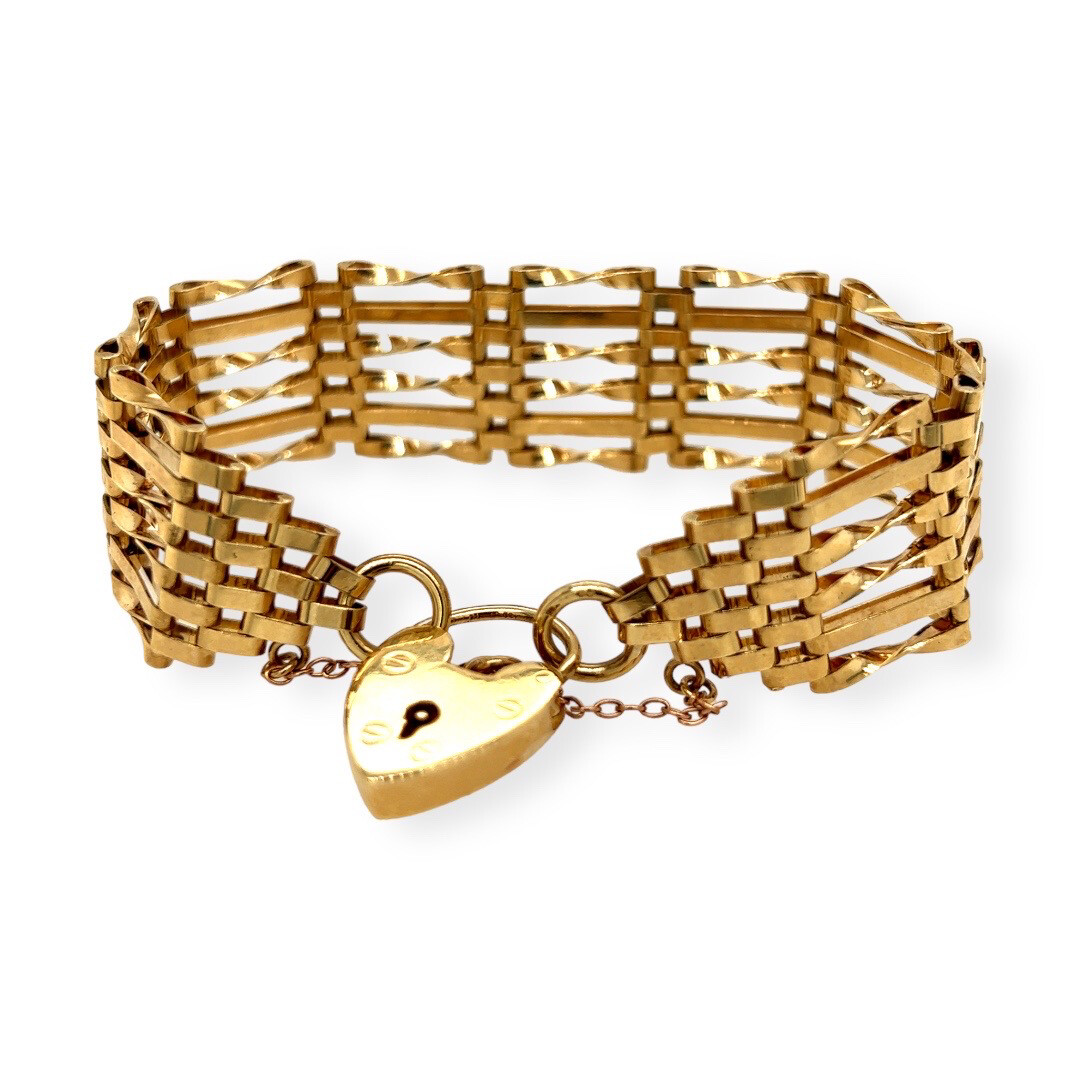 A Pre-owned 9 Carat Gold Gate Bracelet 21 Grams Hallmarked in 1991 A Pre-owned 9 Carat Gold Gate Bracelet 21 Grams Hallmarked in 1991