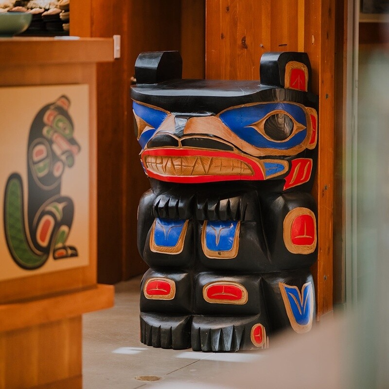 CARVING TOTEM POLE  JIMMY YELTON