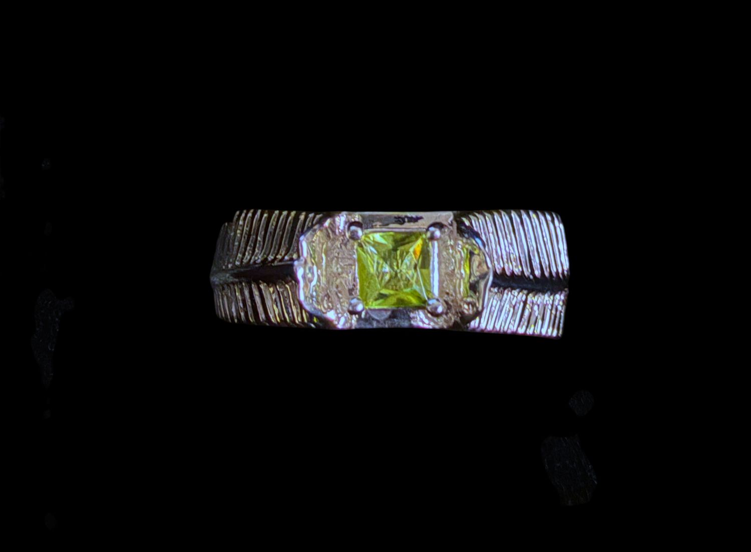 FEATHER RING - PRINCESS CUT STONE, Colour: LIME GREEN