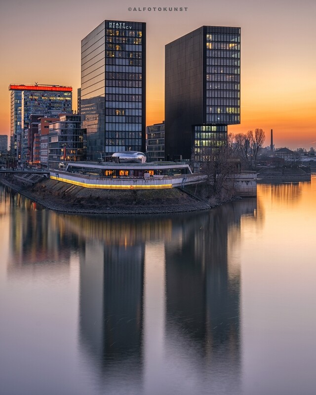 Wandbild Düsseldorf - Medienhafen: Abendröte (Hochformat)