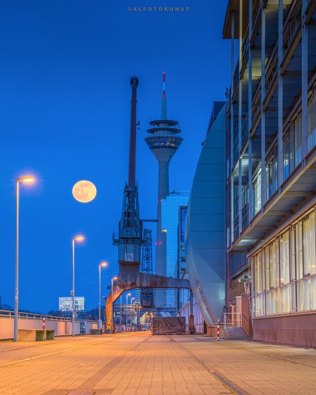 Wandbild Düsseldorf - Medienhafen: Mondlicht (Hochformat)