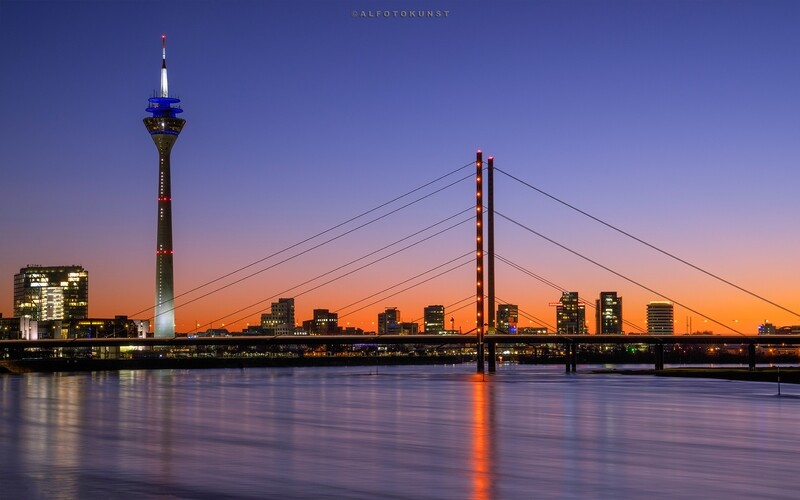 Wandbild Düsseldorf - Abendhimmel über Skyline