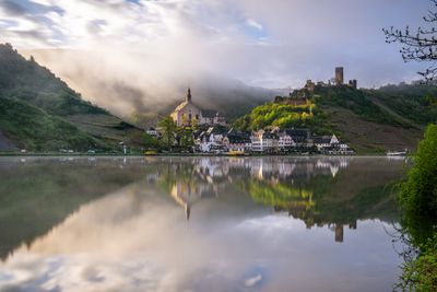 Wandbild Sagenhafte Eifel - Beilstein im Morgennebel