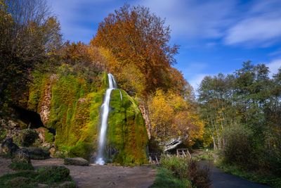 Wandbild Sagenhafte Eifel - Wasserfall Dreimühlen im Herbstkleid