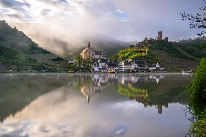Wandbild Sagenhafte Eifel - Beilstein im Morgennebel
