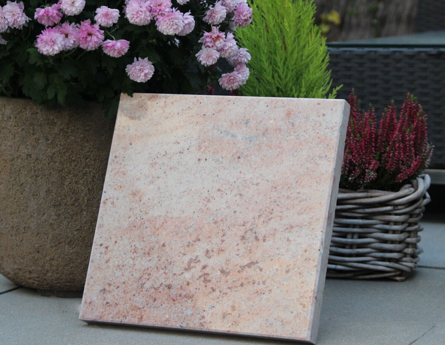 Naturstein Imperial Rot (geflammt) 30x30x3 Schrift B Betende Hände