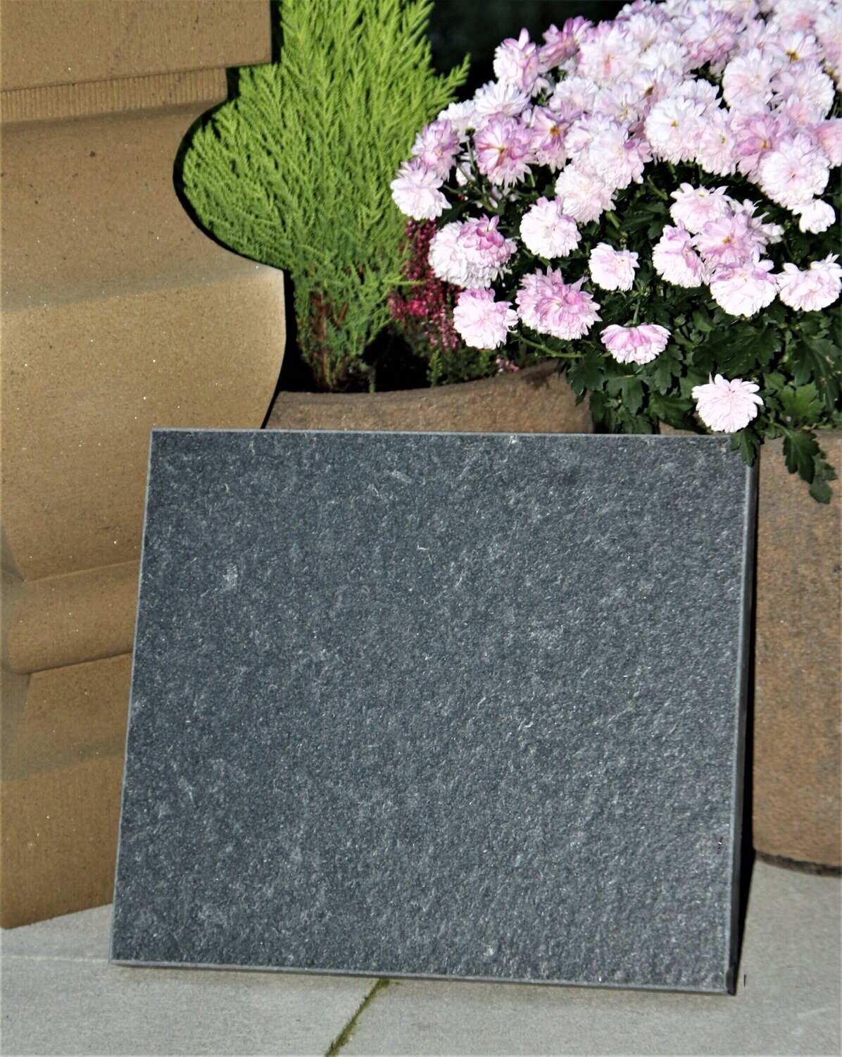 Naturstein Nero Assoluto (geflammt)  30x30x3 Schrift A Kreuz