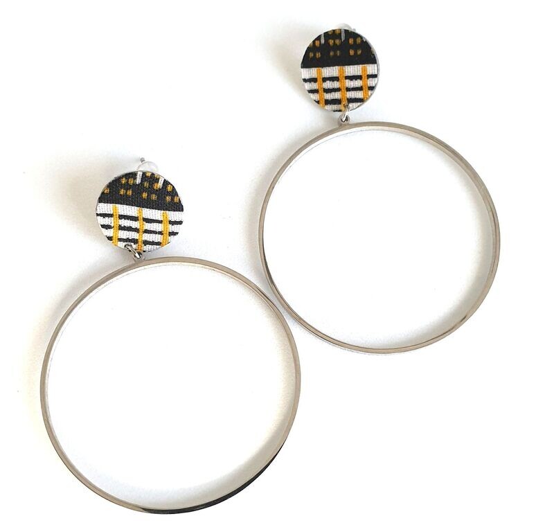 Boucles d'oreilles Créole
Noir et blancs à motifs jaunes Boucles d'oreilles Créole
Noir et blancs à motifs jaunes