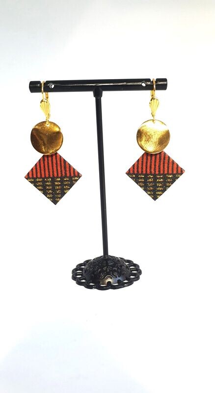 Boucles d'oreilles Amina
Rouge coquelicot, noir et doré Boucles d'oreilles Amina
Rouge coquelicot, noir et doré