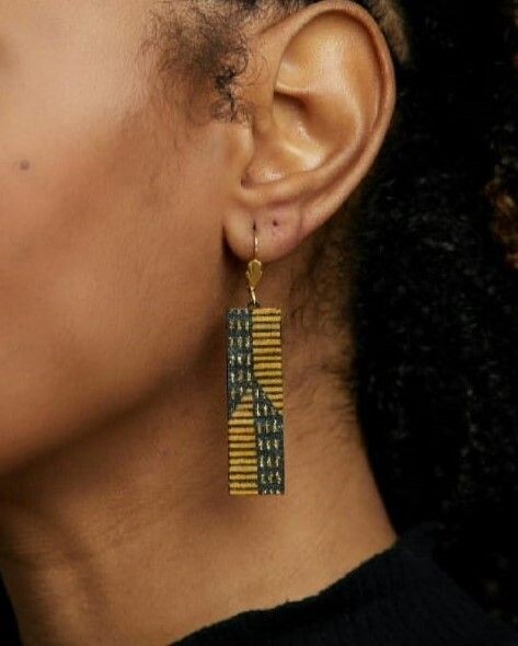 Boucles d'oreilles 
Jaune, noir et doré