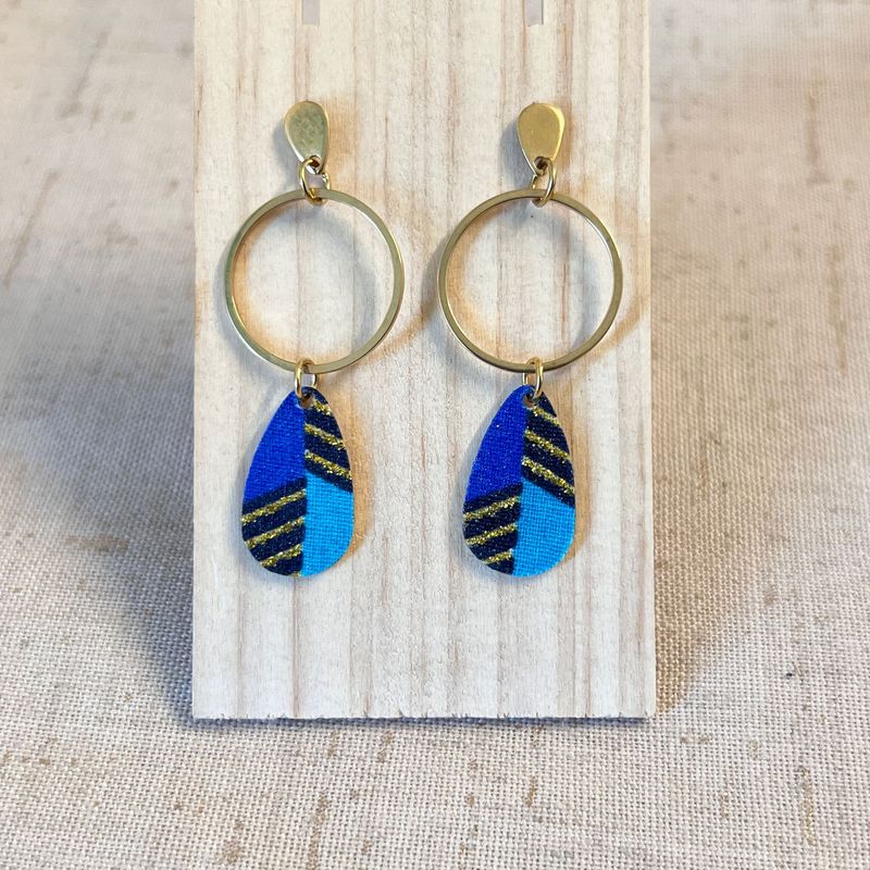 boucle d'oreille Bleu intense, turquoise et touches de doré pour un imprimé graphique et lumineux.