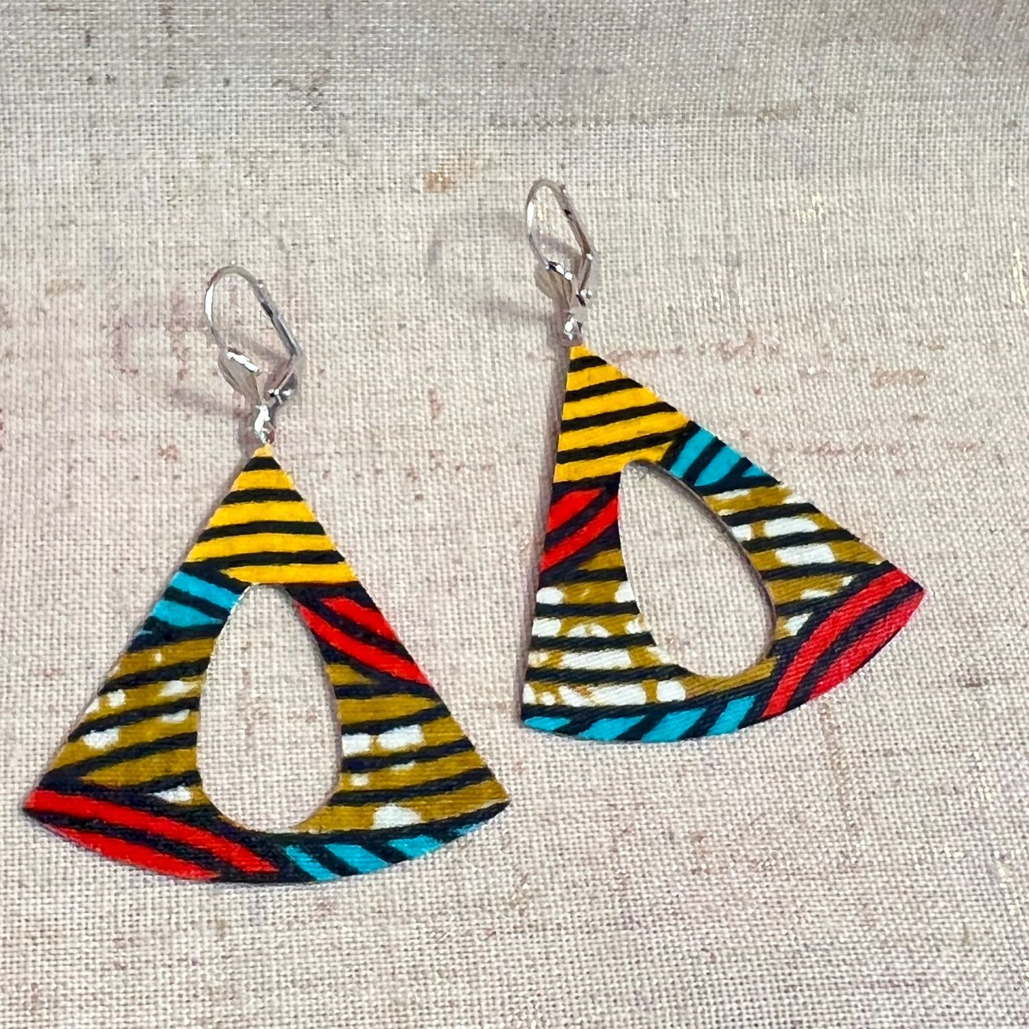 Boucle d’oreille triangle Tiana Boucle d'oreille en wax multicolore