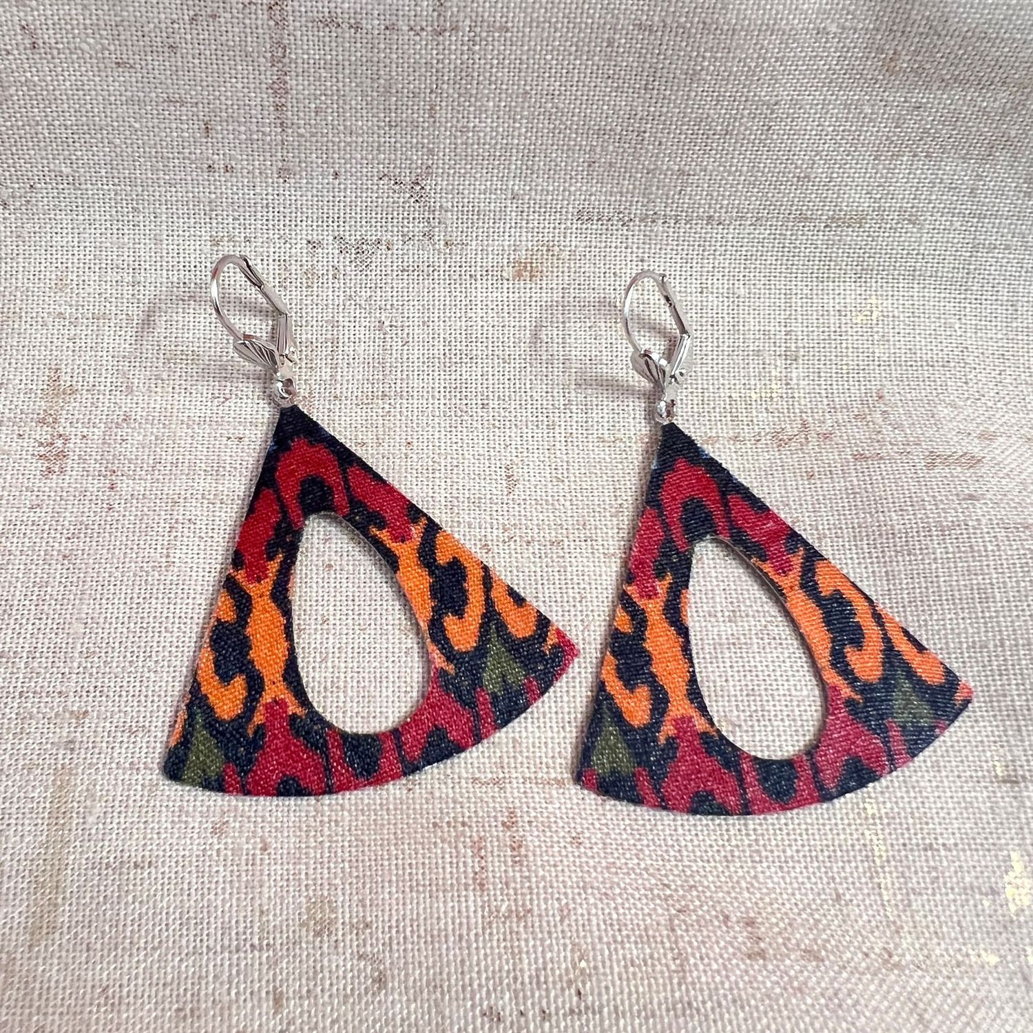Boucle d’oreille triangle Tiana Boucle d'oreille rouge et orange