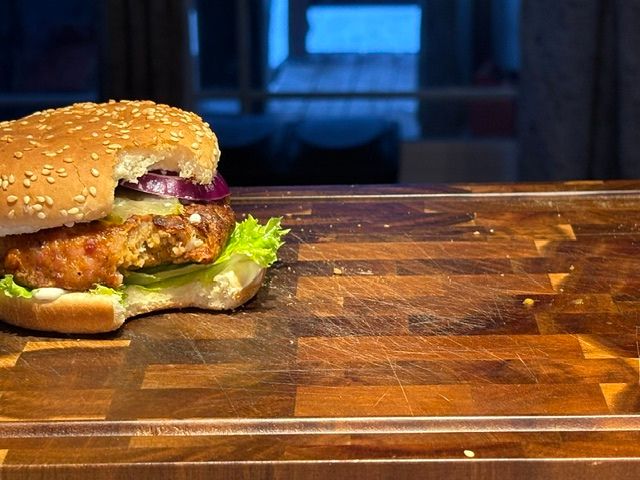 BURGER DE PORC JALAPENO & CHEDARD