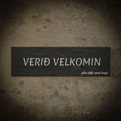 Skilti - Verið velkomin, plís ekki vera lengi