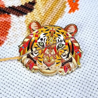 Mandala Tiger Nadelhalter von Meloca Designs