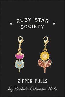 Ruby Star Society Zipper Anhänger von Rashida Coleman-Hale | Blumen