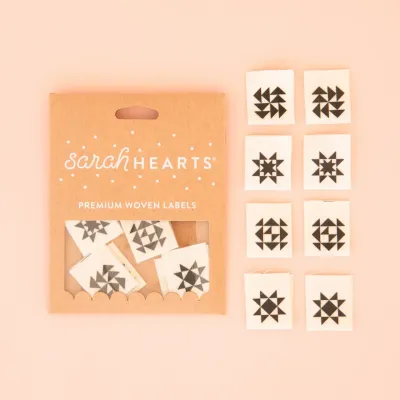 Sarah Hearts Webetiketten - Schwarze Quilt-Block-Etiketten aus Bio-Baumwolle