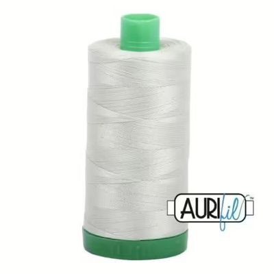 Aurifil Quiltgarn 40wt | No. 2843 - Bright Grey Green | 1000 m Aurifil Quiltgarn 40wt | No. 2843 - Bright Grey Green | 1000 m
