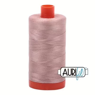 Aurifil Garn 50wt | Antique Blush No. 2375 | 1300 m Aurifil Garn 50wt | Antique Blush No. 2375 | 1300 m