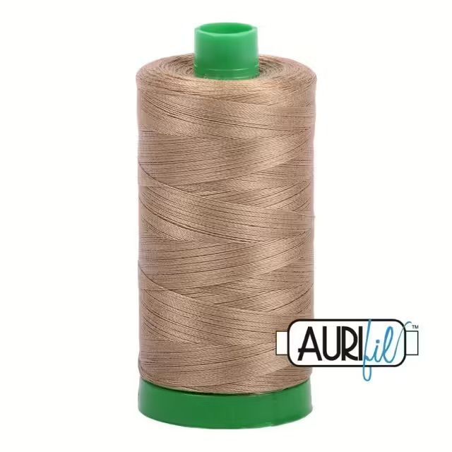 Aurifil Quiltgarn 40wt | No. 2930 - Golden Toast | 1000 m Aurifil Quiltgarn 40wt | No. 2930 - Golden Toast | 1000 m