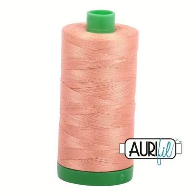 Aurifil Quiltgarn 40wt | No. 2215 - Peach | 1000 m Aurifil Quiltgarn 40wt | No. 2215 - Peach | 1000 m