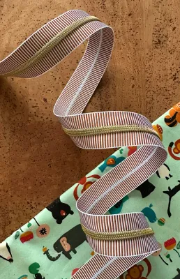 Braunes Streifen-Reißverschlussband mit Goldzähnen | Nr. 5 - 2,7m | Sassafras Lane Designs Braunes Streifen-Reißverschlussband mit Goldzähnen | Nr. 5 - 2,7m | Sassafras Lane Designs
