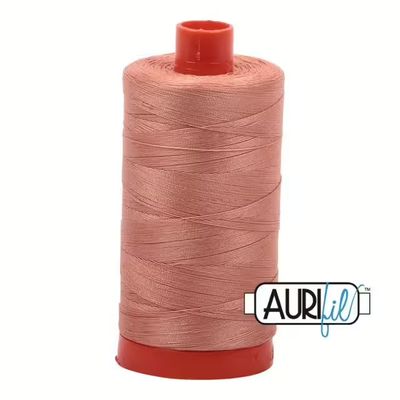Aurifil Garn 50wt | No. 2215 - Peach | 1300 m Aurifil Garn 50wt | No. 2215 - Peach | 1300 m