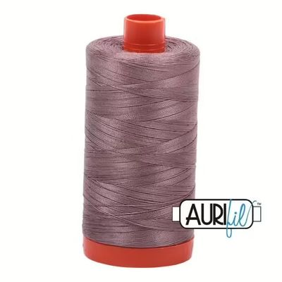 Aurifil Garn 50wt | No. 6731 - Tiramisu | 1300 m Aurifil Garn 50wt | No. 6731 - Tiramisu | 1300 m