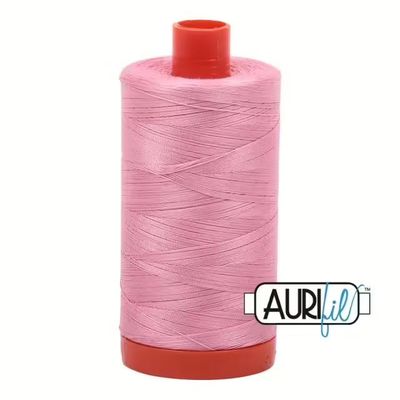 Aurifil Garn 50wt | No. 2425 - Bright Pink | 1300 m Aurifil Garn 50wt | No. 2425 - Bright Pink | 1300 m