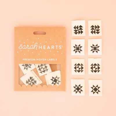 Sarah Hearts  Webetiketten - Schwarze Quilt-Block-Etiketten aus Bio-Baumwolle