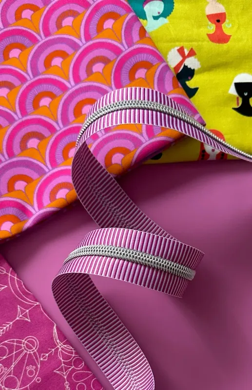 Violettes Streifen-Reißverschlussband mit silbernen Zähnen | Nr. 5 - 2,7m | Sassafras Lane Designs Violettes Streifen-Reißverschlussband mit silbernen Zähnen | Nr. 5 - 2,7m | Sassafras Lane Designs