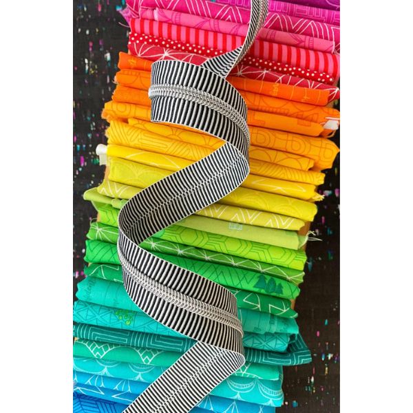 Schwarzes gestreiftes Reißverschlussband mit silbernen Zähnen | Nr. 5 - 2,7m | Sassafras Lane Designs Schwarzes gestreiftes Reißverschlussband mit silbernen Zähnen | Nr. 5 - 2,7m | Sassafras Lane Designs