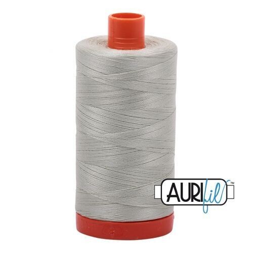 Aurifil Garn 50wt| No. 2843 - Light Grey Green | 1300m Aurifil Garn 50wt| No. 2843 - Light Grey Green | 1300m