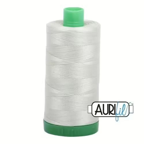 Aurifil Quiltgarn 40wt | No. 2843 - Light Grey Green | 1000 m