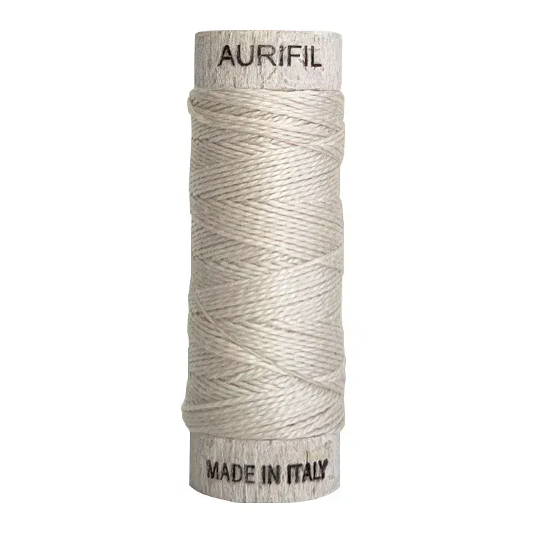 Aurifil Baumwollgarn 8wt | No. 2311 – Muslin | 35 m
