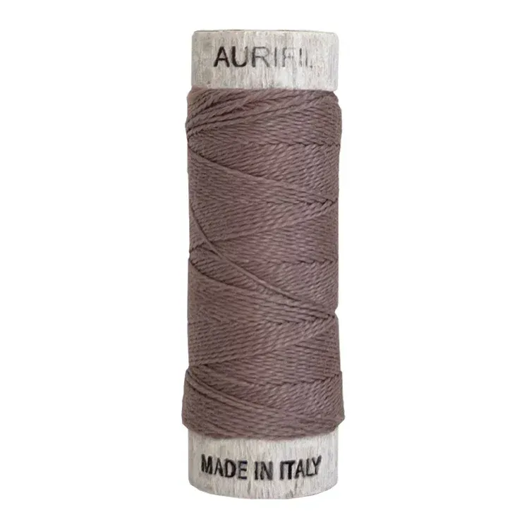 Aurifil Baumwollgarn 8wt | No. 6731 – Steampunk | 35 m Aurifil Baumwollgarn 8wt | No. 6731 – Steampunk | 35 m