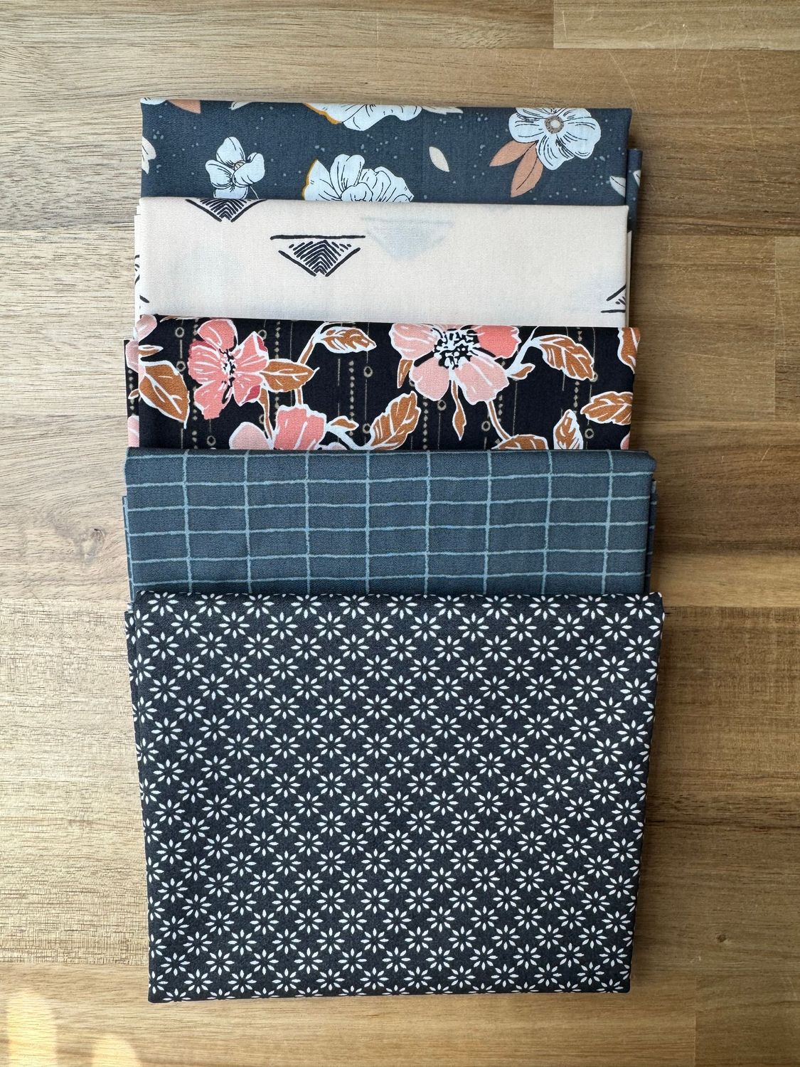 Stoffbundle „Nachtblau & Blüte“ – 5 Fat Quarter | No. 353 Stoffbundle „Nachtblau & Blüte“ – 5 Fat Quarter | No. 353
