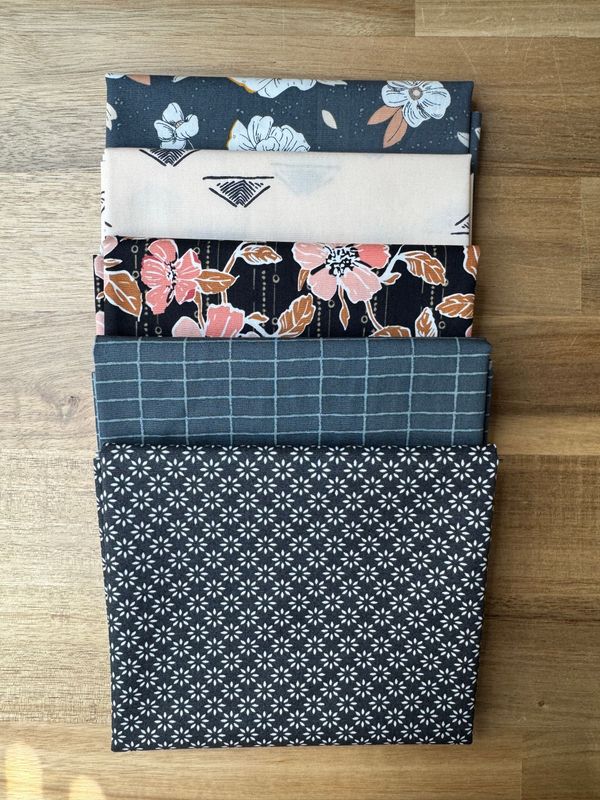 Stoffbundle „Nachtblau & Blüte“ – 5 Fat Quarter | No. 353 Stoffbundle „Nachtblau & Blüte“ – 5 Fat Quarter | No. 353