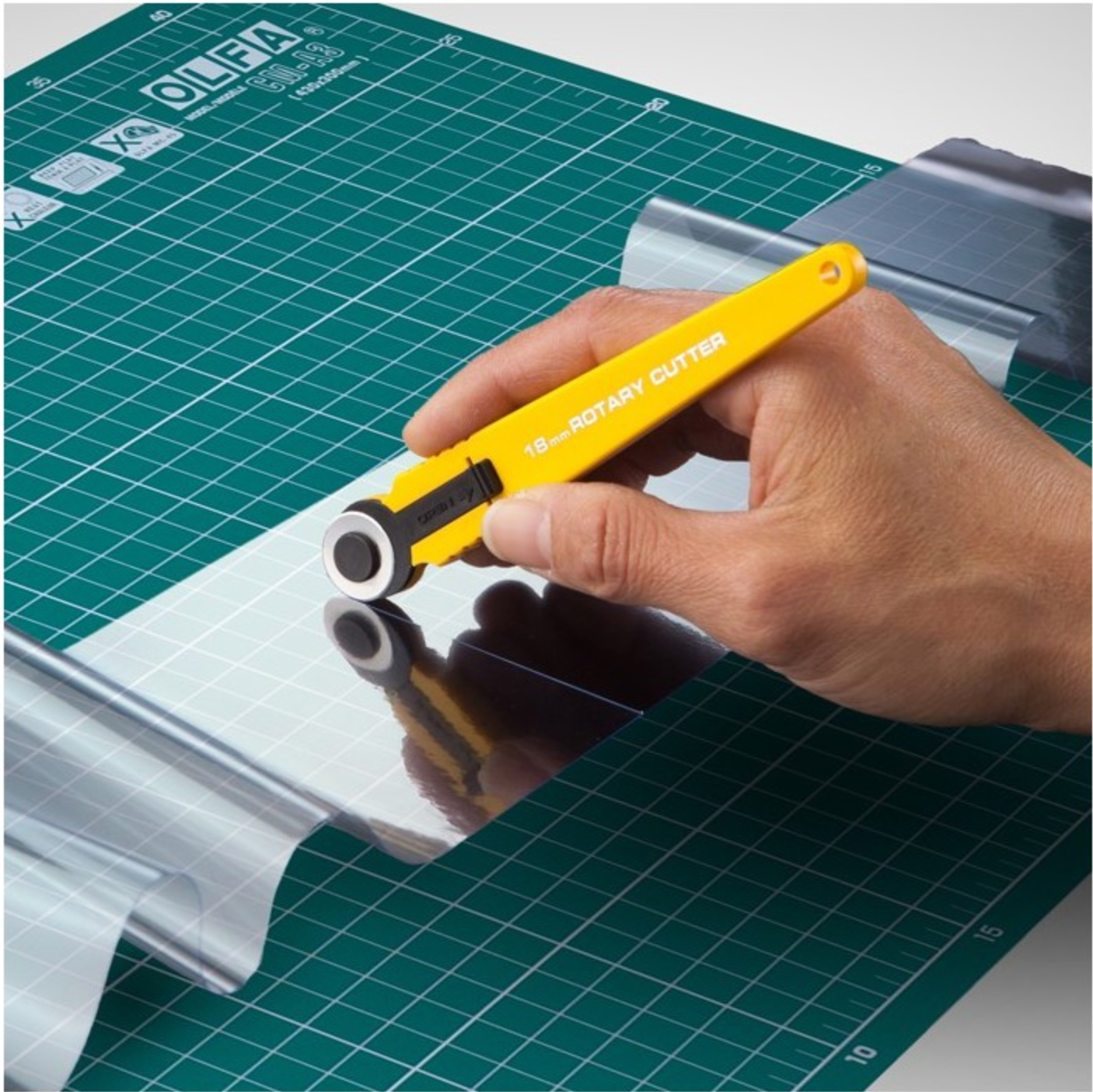OLFA RTY-4 Rollschneider 18 mm – Präzisions-Rotationsschneider für Stoffe, Quilten und Detailarbeiten